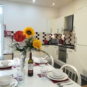 https://spacious-ground-floor-2-bedroom-apartment.cardiffhotelswales.com